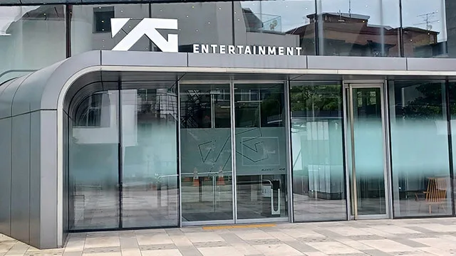 สาวปริศนาบุกทุบ YG HQ ด้วยไม้กอล์ฟ ตำรวจรวบตัวแล้ว!