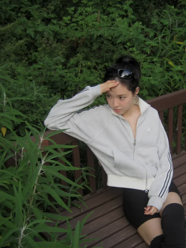 Son Na Eun อวดความสวยใสในลุคสบายๆ หลังถ่ายละครเสร็จ