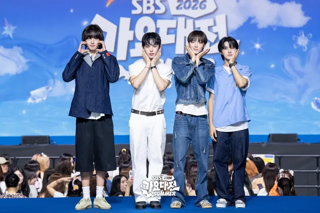เหล่าดาวเด่นกระทบไหล่บนบลูคาร์เพ็ตงาน 2026 SBS Gayo Daejeon Summer