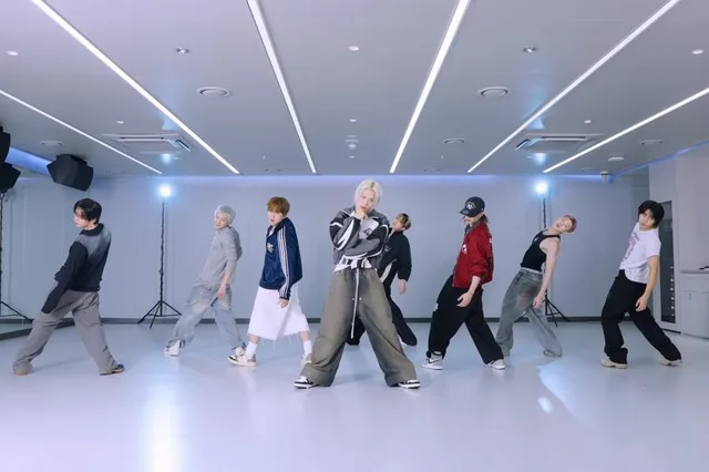 Stray Kids ปล่อยคลิปซ้อมเต้นเพลง “This & That” โชว์สเต็ปเป๊ะปัง!