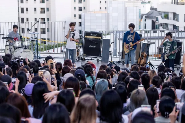 AxMxP คัมแบ็กสุดปัง จัดบัสกิงเรียกเสียงกรี๊ดที่อิแทวอน