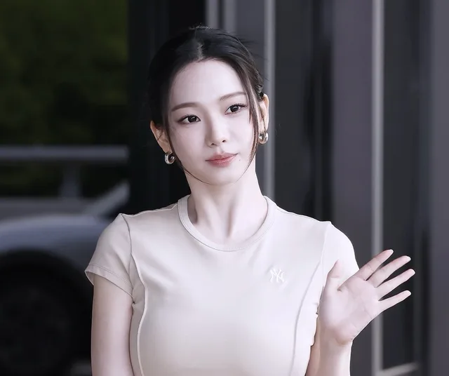 Karina ทำแฟนคลับถึงกับต้องปิดปาก หลังเห็นแฟนหนุ่มอึ้งในคอนเสิร์ต aespa
