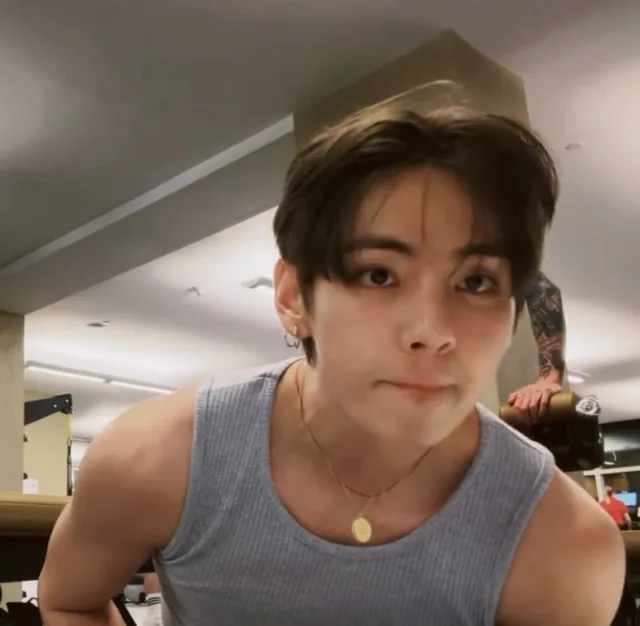 V สมาชิก BTS โชว์กล้ามแน่นๆ พร้อมเผยชีวิตประจำวันในวิดีโอ 'Normal life'