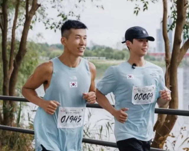 Sean วิ่ง 81.5 กม. ฉลองวันประกาศอิสรภาพเกาหลี โดยมี Park Bo Gum ร่วมด้วย