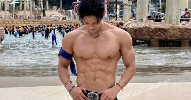 Lee Minhyuk BTOB โชว์หุ่นสุดปังที่สวนน้ำ ทำเอาแฟนๆ ตะลึง!