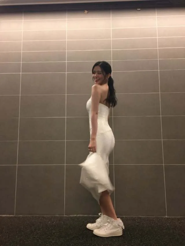An Yujin IVE สร้างความฮือฮา! สวมเดรสคู่สนีกเกอร์ แม้บาดเจ็บที่เข่า