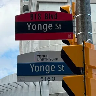 Toronto เนรมิตถนน BTS Blvd. ต้อนรับคอนเสิร์ต BTS สุดยิ่งใหญ่!