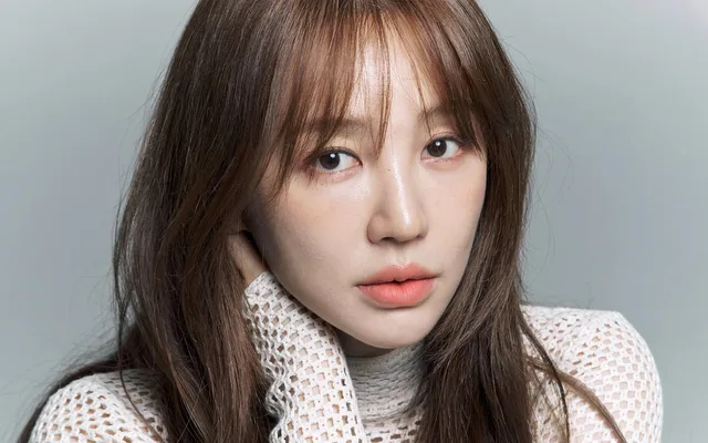 ชุดไปงานแต่งของ Yoon Eun Hye กลายเป็นประเด็นร้อน: "โป๊เกินไป" vs "ไม่เห็นมีอะไรผิด"