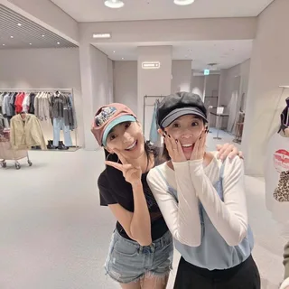 Shinji เผยภาพน่ารัก หลังบังเอิญเจอ Bora วง SISTAR ที่ร้านเสื้อผ้า!