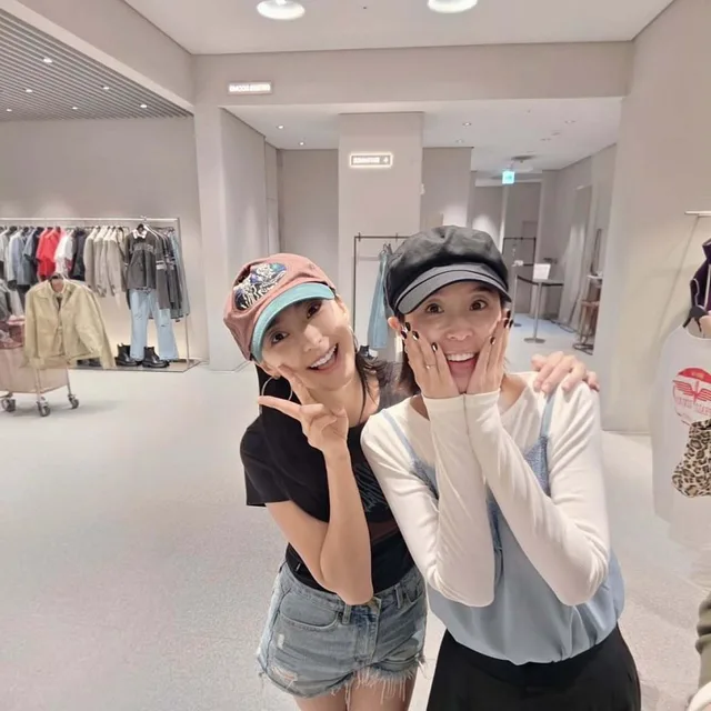 Shinji เผยภาพน่ารัก หลังบังเอิญเจอ Bora วง SISTAR ที่ร้านเสื้อผ้า!