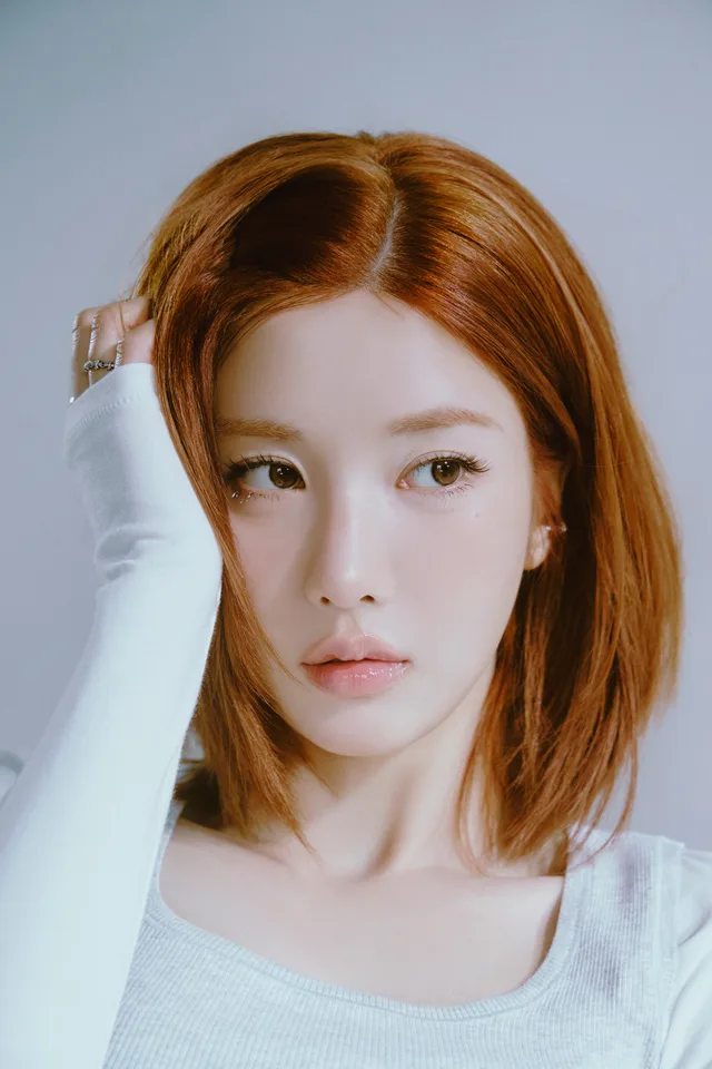 Kwon Eun-bi สลัดภาพ 'Waterbomb goddess' สู่ลุคใหม่ใน 'Dejavu'