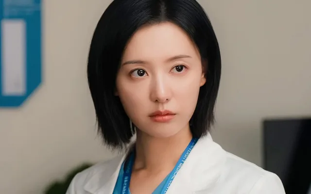 Kim Ji Won พลิกบทบาทครั้งใหญ่! สวมบทศัลยแพทย์สุดแกร่งใน 'Doctor X' เตรียมลงจอ 9 ต.ค. นี้