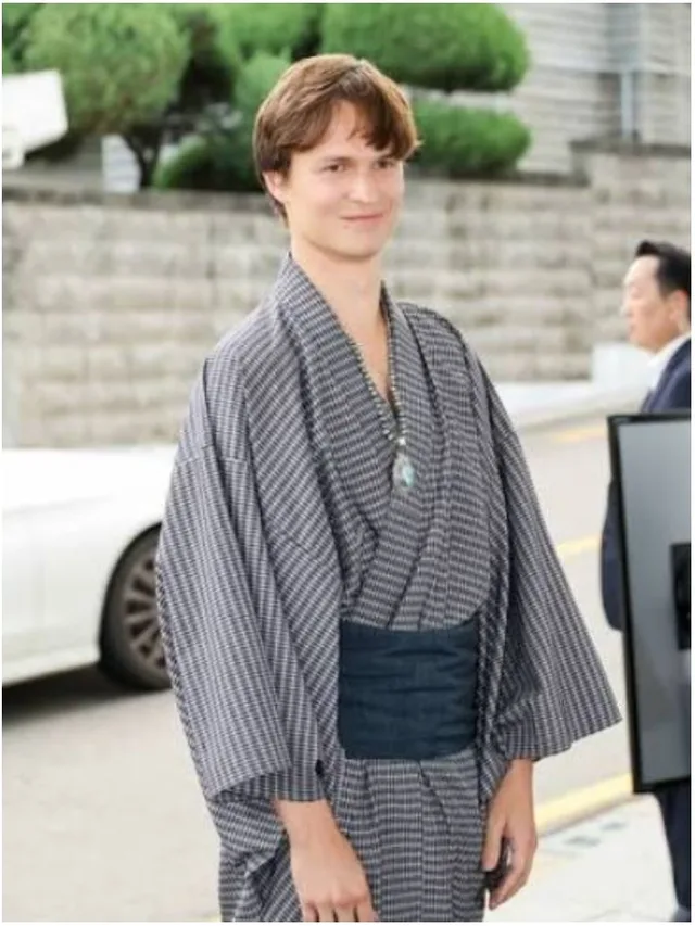 Ansel Elgort จุดประเด็นร้อน! ใส่ชุดยูกาตะร่วมงาน Frieze Seoul