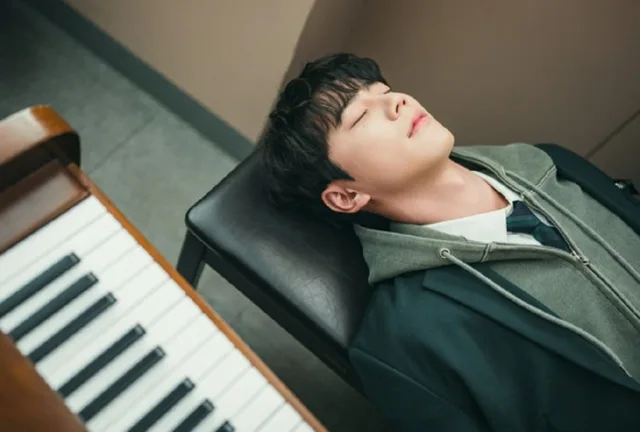 Lee Jun Young สวมบท Choi Jeong Yo ใน 'Four Hands' ค่อยๆ ก้าวข้ามความกลัวบนเวที