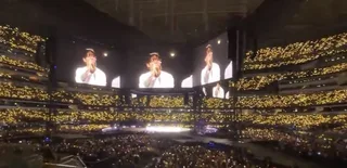 แฟนๆ เนรมิต SoFi Stadium ให้เป็นสีทองอร่ามฉลองวันเกิด Jungkook วง BTS