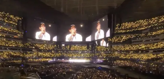 แฟนๆ เนรมิต SoFi Stadium ให้เป็นสีทองอร่ามฉลองวันเกิด Jungkook วง BTS