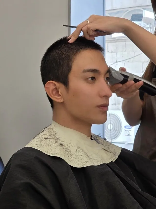DK สมาชิกคนที่หกของ SEVENTEEN เข้ากรมรับใช้ชาติแล้ว