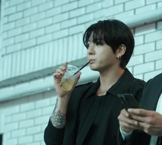 Jungkook BTS ส่งเสียงเชียร์เกิร์ลกรุ๊ป RESCENE อีกครั้ง!