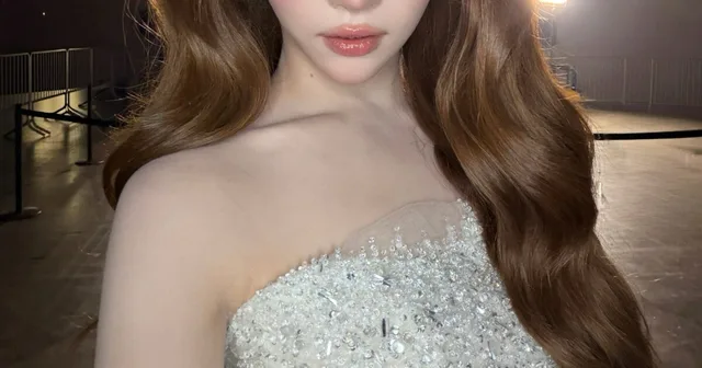 ไอดอลสาวสวยสะกดทุกสายตาด้วยกรามเรียวเล็กจนแทบหายไป!