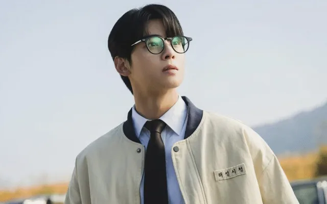 เจอเครื่องดักฟังใต้โต๊ะคาเฟ่ของ Cha Eun Woo ตำรวจกำลังสอบสวนหญิงวัย 50