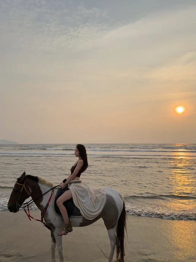 ภรรยา Park Sung Kwang, Lee Sol Yi โพสต์ภาพขี่ม้าชายหาด เจอคอมเมนต์หลากหลายจากชาวเน็ต