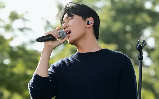 Kim Nam Gil โชว์พลังเสียงบนเวทีเทศกาลดนตรีครั้งแรกในฐานะนักร้อง
