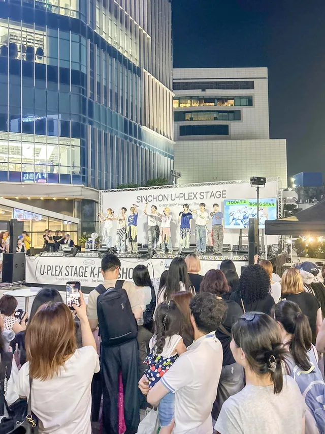 Hyundai Department Store Sinchon จัดโชว์ K-pop ประจำสัปดาห์ให้ไอดอลหน้าใหม่