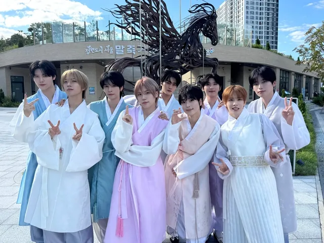 CRAVITY มาในชุดฮันบกสุดหล่อ ต้อนรับเทศกาลชูซอก ก่อนคัมแบ็กอัลบั้มใหม่ 'sonorous'
