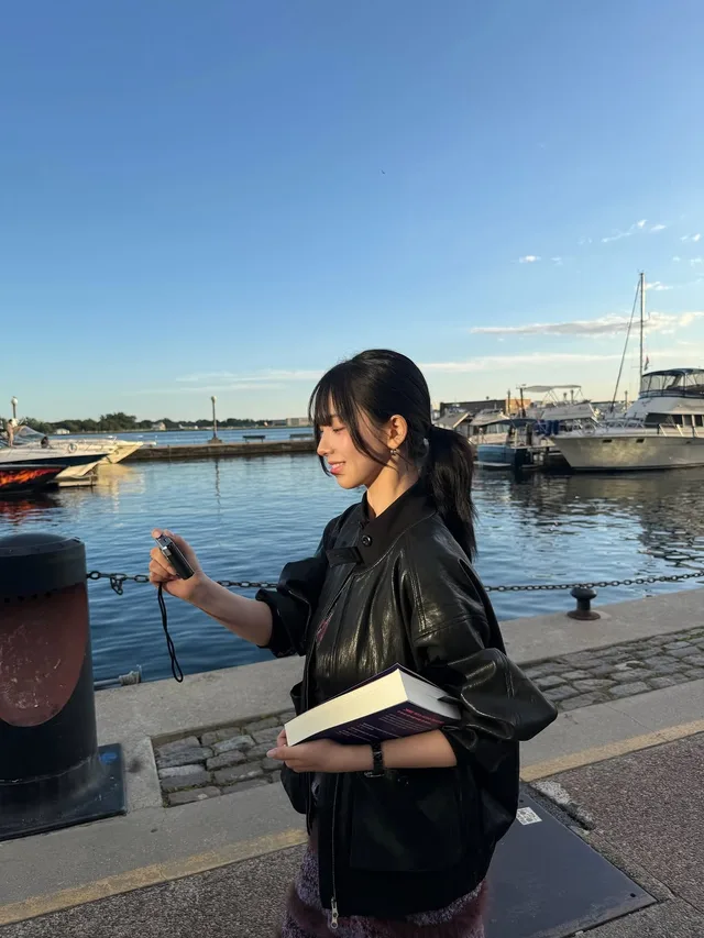 Karina วง aespa พกหนังสือเล่มไหนไปอ่านที่แคนาดา?