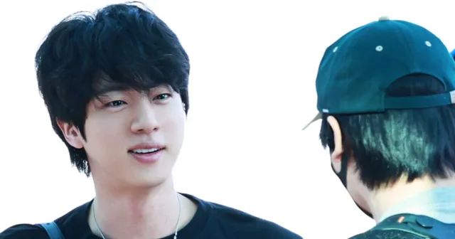 เสื้อยืดของ Jin วง BTS กลายเป็นไวรัล! แฟนๆ แห่ซูมดูว่าใครอยู่บนเสื้อ