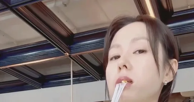 Son Ye Jin เจอคอมเมนต์ดราม่าเรื่องมารยาทการกิน หลังลงคลิปม็อกบังชีสยืดๆ