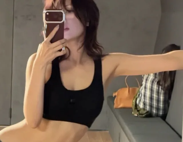 Jeon Somi อวดหุ่นสุดเป๊ะ เอวบางเฉียบในลุคเสื้อกล้ามกับกางเกงยีนส์