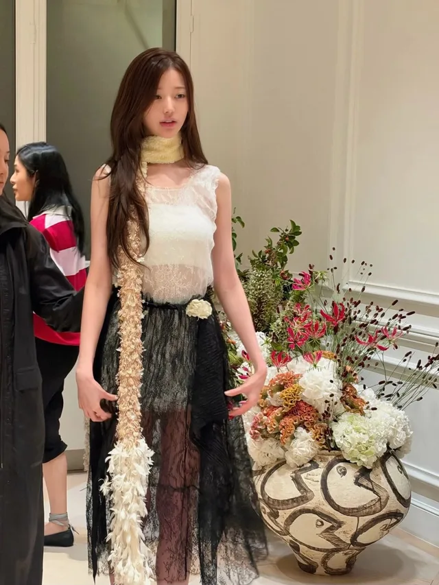 Jang Won Young IVE สวยสะกดตาในลุคเกือบไร้เมคอัพระหว่างลองชุด Dior