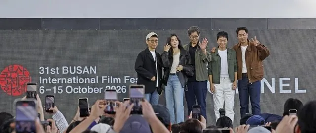 Lee Sun Bin และ Yoo Jae Myung พบปะแฟนๆ ในงาน BIFF เปิดตัวหนังคอมเมดี้ 'Ugly Duckling Ms. Maeng'