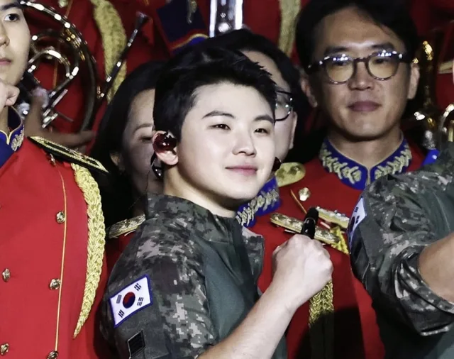 Woozi SEVENTEEN ขึ้นโชว์ในงาน 'Chuncheon K-Military Festival' ขณะรับราชการทหาร