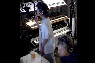 Crush ปล่อยทีเซอร์ดิจิทัลซิงเกิลใหม่ “seesaw” ที่ได้ IU มาร่วมฟีทเจอร์ริ่ง!