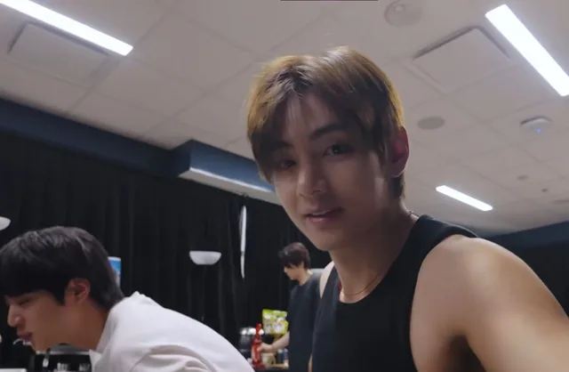 V วง BTS โชว์ชีวิตประจำวันสุดยุ่งช่วงทัวร์คอนเสิร์ต แถมขยันเรียนภาษาสเปนดึกๆ ดื่นๆ ทำเอาแฟนๆ ทึ่ง!