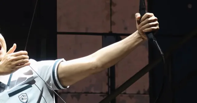 นักแสดงละครเวทีทำธนูหลุดมือ พุ่งเข้าหากลุ่มผู้ชม 4 คน