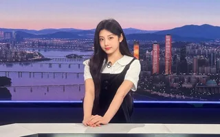 Wonhee วง ILLIT แจ้งพยากรณ์อากาศสุดน่ารักในรายการข่าวเช้าของ JTBC พร้อมเป่านกหวีดทักทาย!