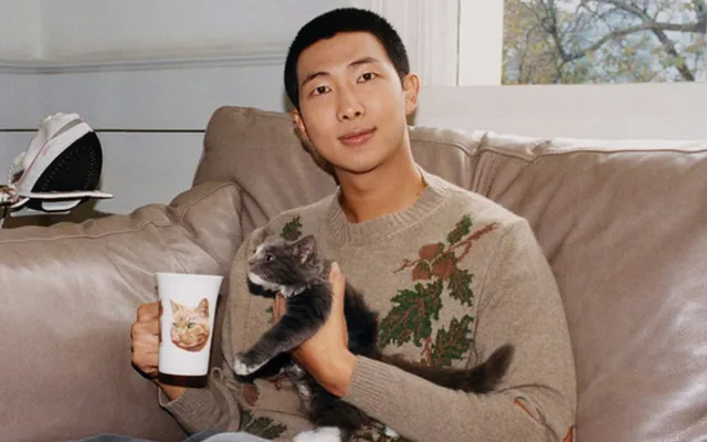 RM แห่ง BTS สร้างปรากฏการณ์ ดึงดูดแฟนๆ และผู้คนนับหมื่นเข้าชมงานแสดงคอลเล็กชันศิลปะส่วนตัวที่ SFMOMA