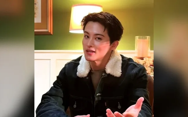 Mark Lee ถามคำถามชวนคิด 'อะไรทำให้คุณมีความสุข?' ในวิดีโอใหม่สุดลึกลับ