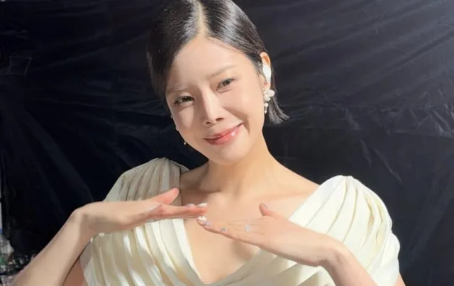 Lyn อวดลุคสวยสง่าในชุดเดรสสีครีม เตรียมพร้อมสำหรับคอนเสิร์ตเดี่ยว
